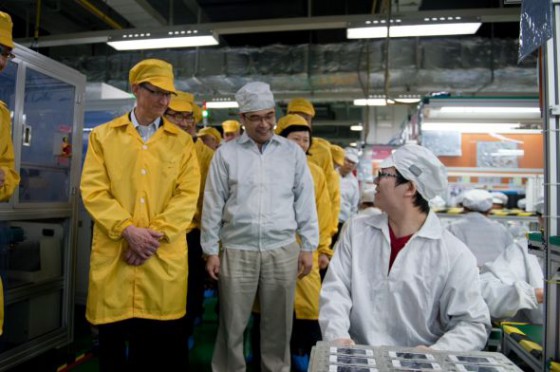 Фото: Тим Кук посетил китайскую фабрику Foxconn