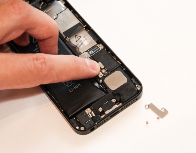 Замена батареи iPhone 5