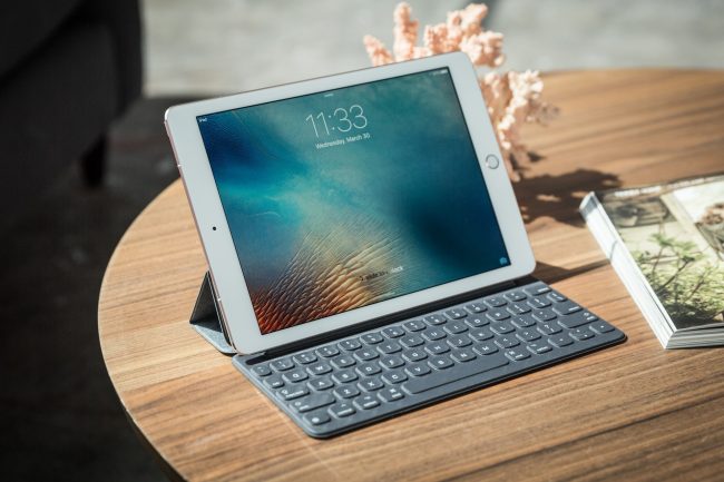 чем айпад лучше других планшетов. ipad pro 97 review mrv 009 28 100653690 orig. чем айпад лучше других планшетов фото. чем айпад лучше других планшетов-ipad pro 97 review mrv 009 28 100653690 orig. картинка чем айпад лучше других планшетов. картинка ipad pro 97 review mrv 009 28 100653690 orig. На сегодняшний день, нет в мире человека, который не слышал бы о кампании Apple. Одним из самых известных продуктов кампании, помимо iPhone, является планшетный компьютер Apple iPad. И это не удивительно, ведь iPad предлагает потребителю множество новых функций, современных технологий, уникальный экран Retina, защищенную операционную систему iOS и многое другое.